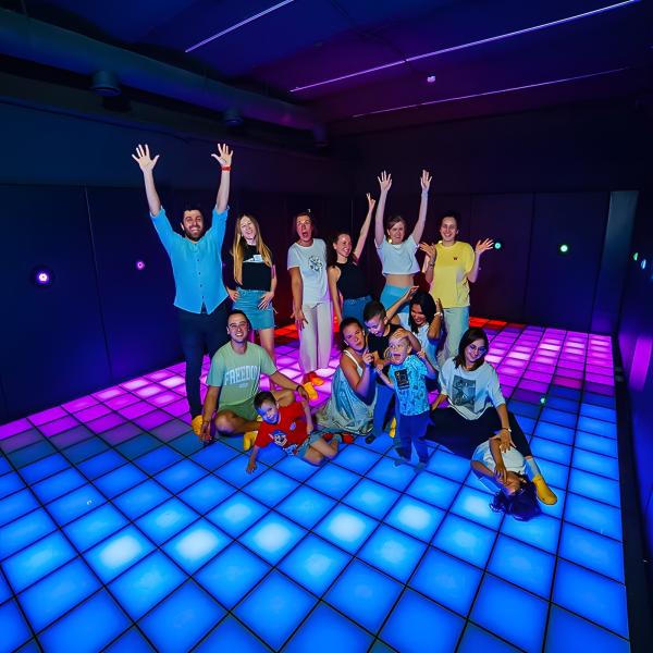 LEDフロア ゲームスクリーン インタラクティブなライトグリッド アクティブゲーム LEDダンスグリッド フロア