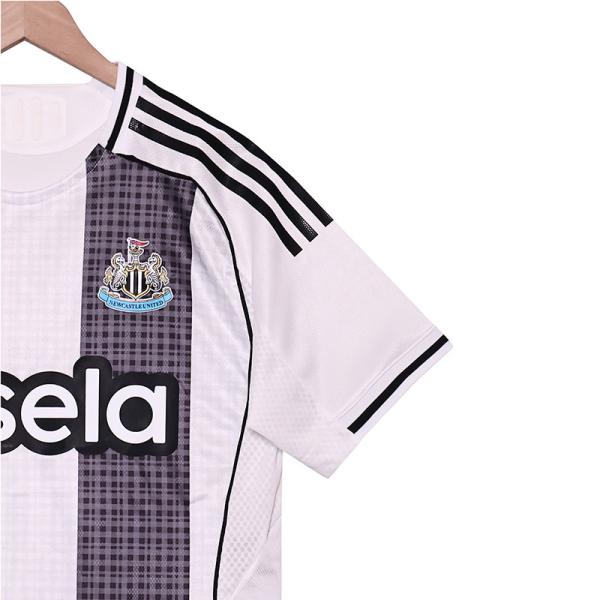 Newcastle United 2025-2026 season player version home jersey supports group customization