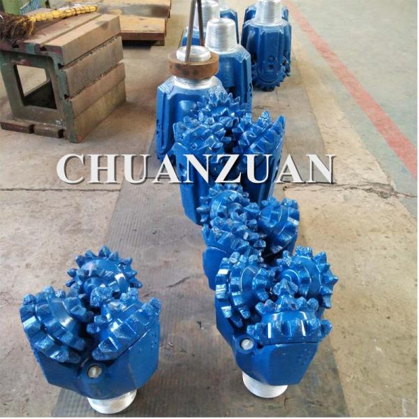 Role bocados de rolo de aço forjados da rocha do bocado Tricone do dente/IADC 127 com carboneto de tungstênio