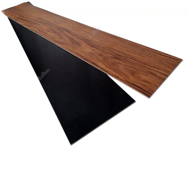 En el interior, 100% de material virgen de suelo de madera de vinilo.