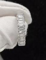 Une bague émeraude, une bague blanche, une bague de mariage, une bague éternelle, une bague de laboratoire, une bague de diamant.