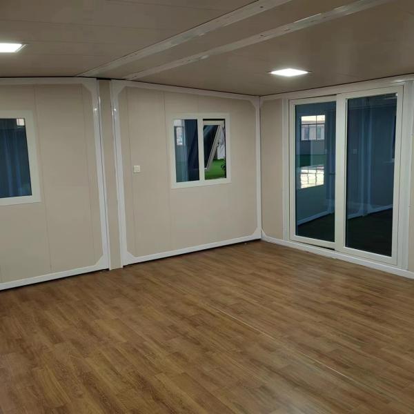Maison de conteneurs à double aile avec porte en acier rouge et support technique en ligne fourni