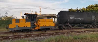 Trator de dupla utilização ferroviário-rodoviário do tipo HTRR113 que utiliza motores de marcas de renome internacional