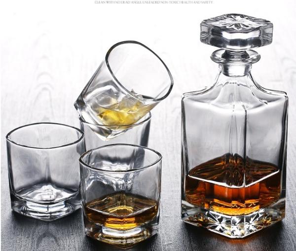 750ml Square Glass Vodka Liquor Bottle with Sealed Cork and Flint Glass Closure