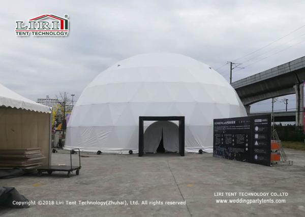 barracas brancas da abóbada Geodesic do diâmetro de 25m com tela interior da projeção para o festival de arte