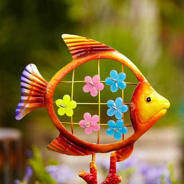 Прочный двор металла орнаментирует рыб полости искусства небольших Handmade вне