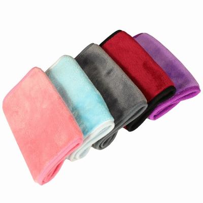 Microfiber absorbant font face à la serviette de tissu de solvant de maquillage facile nettoient