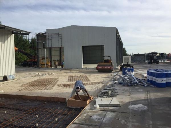 Lightweight Steel Portal Frame House With Roller Shutter Door 200km / H Wind Load