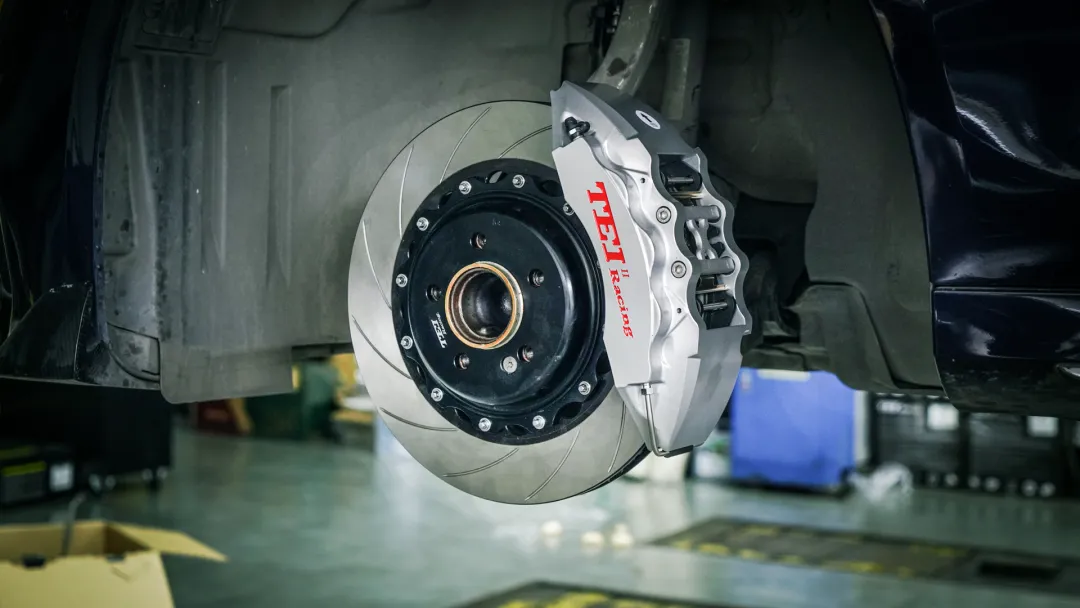 Front Big Brake Kit 6 Piston Caliper With 355x32mm Rotor BBK Auto Brake System For Mercedes Benz E200L 18 Inch Car Rim