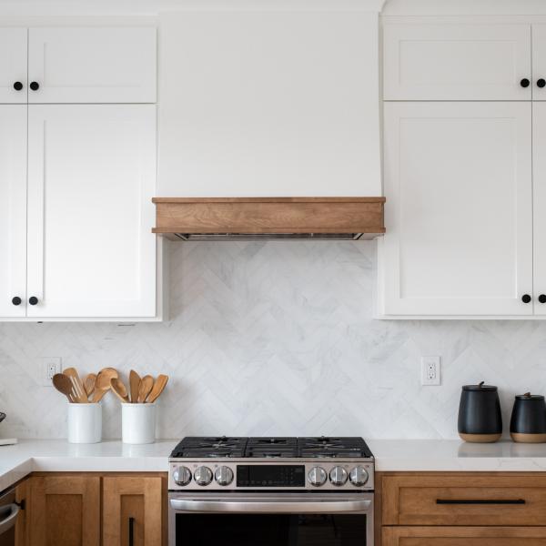 White Shaker Wall Hanging Kitchen Cabinets With Quartz Countertops Solid Wood Soft Close Hinges