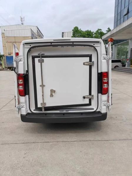 Pure Electric Small Refrigerated Box Truck 4.6m3 Capacity For On the Go Cooling Solution