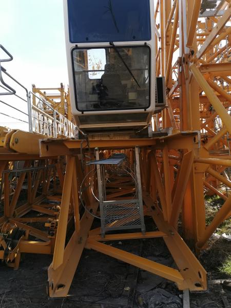 Les grues de tour de potan utilisées par des professionnels de la construction sont à vendre.