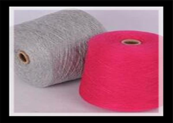 O acrílico colorido faz crochê o anel do fio girado tricotando manualmente de grande resistência