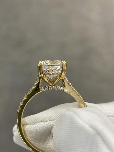 Anillos de diamantes cultivados en laboratorio estilo pavé, cojín alargado de 3,14 quilates, engastados en oro amarillo de 18 quilates