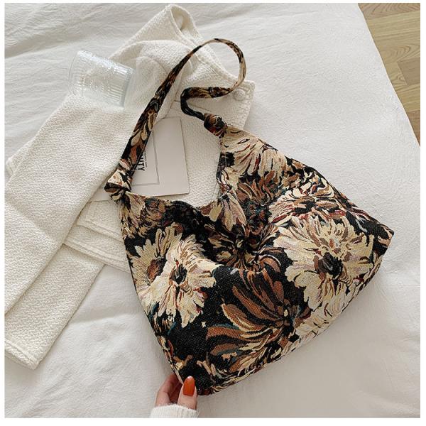 L'équipement est équipé d'un boîtier de poche, un sac à main, un sac à main, un sac à main, un sac à main, un sac à main.