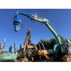 Куча листа стальной трубы управляя с установленным экскаватором молотком Vibro