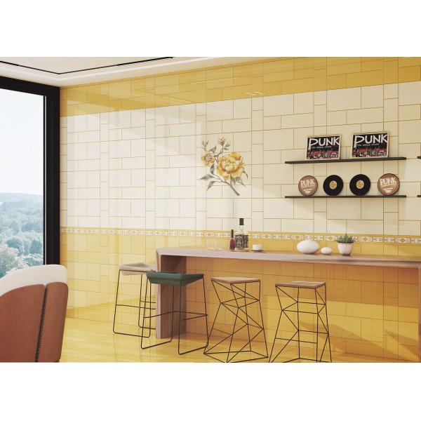 Желтые кирпичные плитки 30х60 см и антибактериальные стеклянные стены для кухни