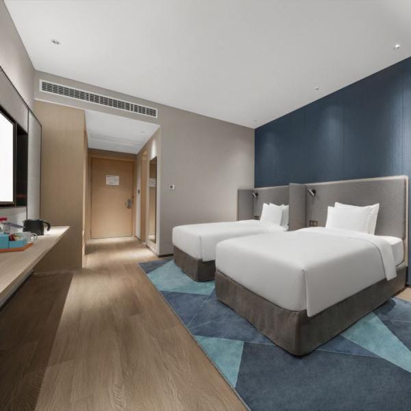 Fully Assembled Hotel Guest Room Furniture Packages Set Customized Shape