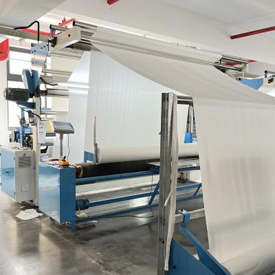 O rolo de matéria têxtil para rolar a inspeção da tela faz à máquina o equipamento