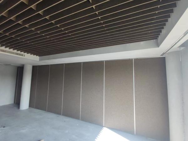 Contrôle des délais de livraison pour les commandes décentes de cloisons acoustiques