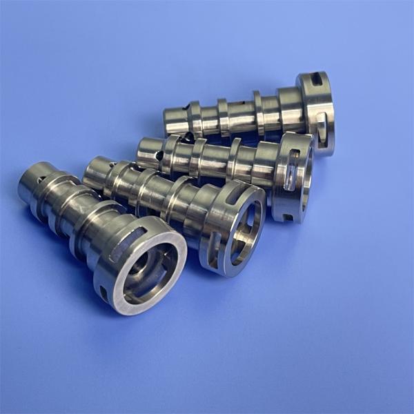 Capa de revestimento de componentes metálicos usinados por CNC para produtos industriais