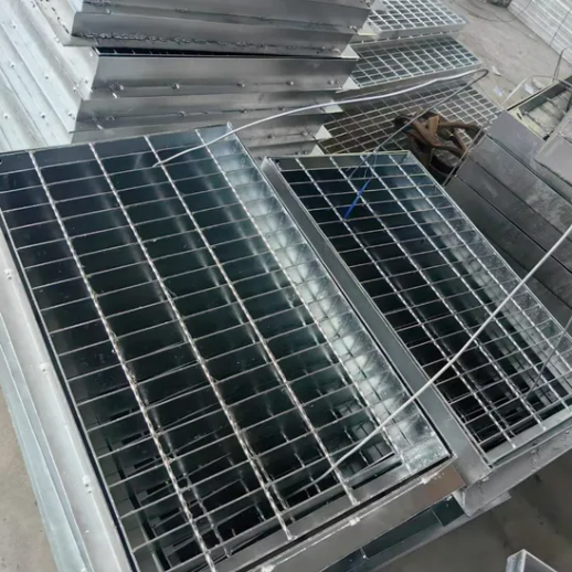 Industrial Hot Dip Galvanized Steel Grating Stair Treads with Non-Slip Nosing and Customizable Sizes