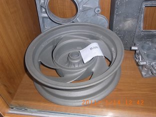 Заливка формы алюминиевого сплава/магния эко- дружелюбного материального горячего бегуна разделяет