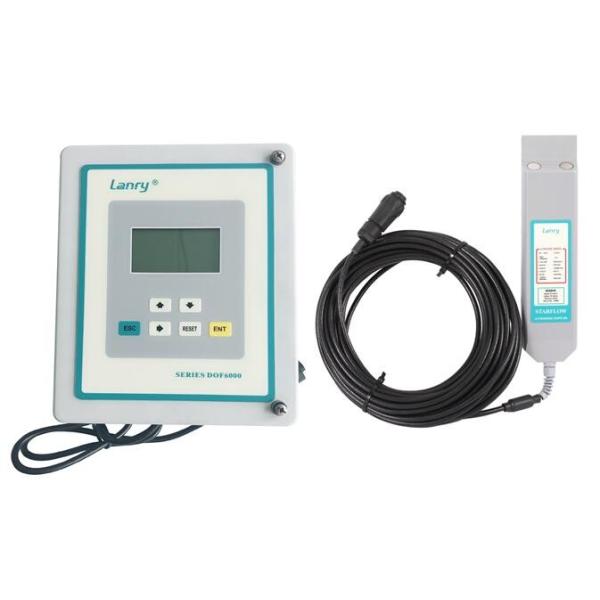 Установленный стеной открытый измеритель прокачки воды канала, частично заполнен