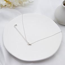 Colar de prata longa 47mm da forma com os pendentes transparentes da broca