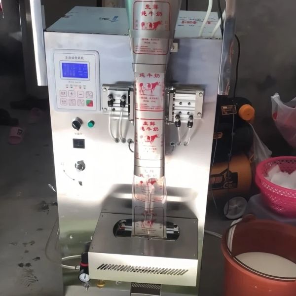Back Sealing Automatic Liquid Packing Machine 32cm Film Width Pneumatic Packaging Machines