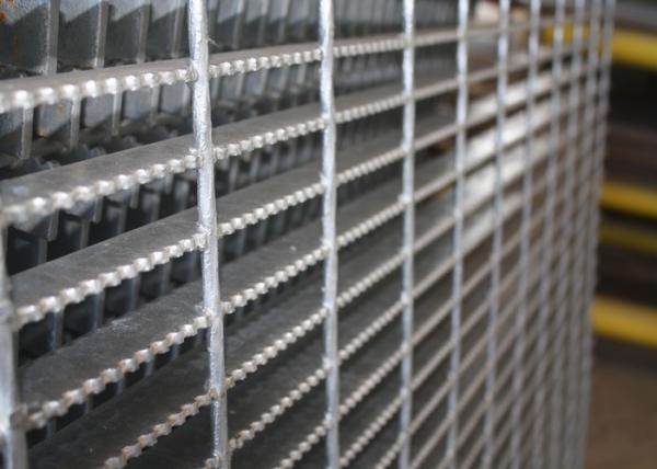 Serrated Anti Skid Exterior Metal Stair Treads Carbon Steel Q235A Material