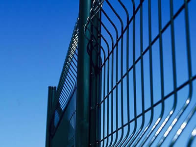 Зеленый винил покрыл декоративными ячеистую сеть загородки 3Д сваренную панелями для спортивной площадки