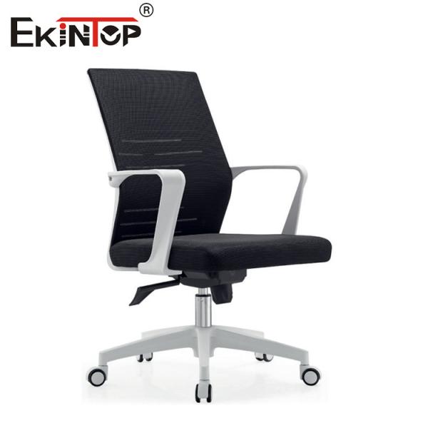 Chaise de bureau moderne en maille noire avec accoudoirs et pivotement pour le travail