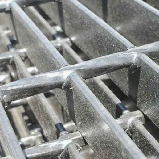 Hot-Dip Galvanized Heavy Duty Steel Grating with Corrosion Resistance and 40-50 Years Lifespan for Floor Applications