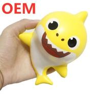 Des jouets personnalisés en mousse de requin.