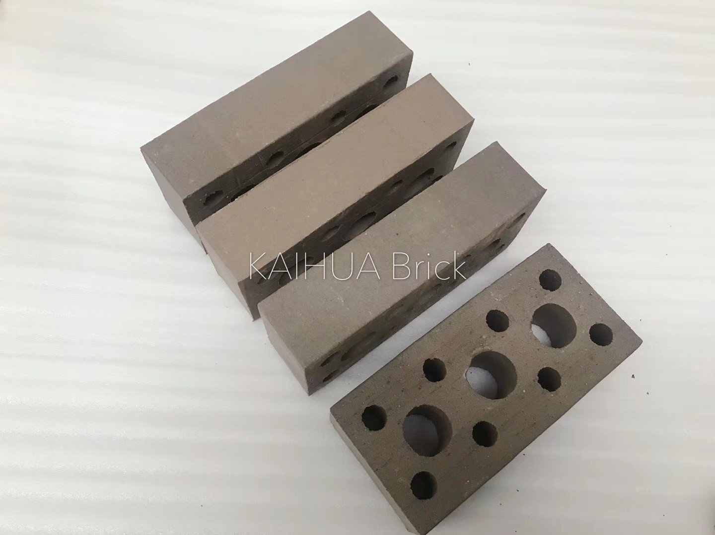 Прессованные пустотелые кирпичи глины размера шрифта 240x115x53mm для конструкции