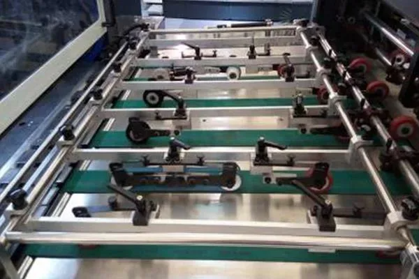 Автомат для резки штемпелюя плашки фольги PLC автоматический с обнажать 1060 x 740mm