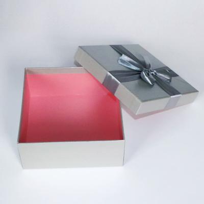 Caixa feita sob encomenda dos doces de Lucky Sky Wedding Creative Design com fita