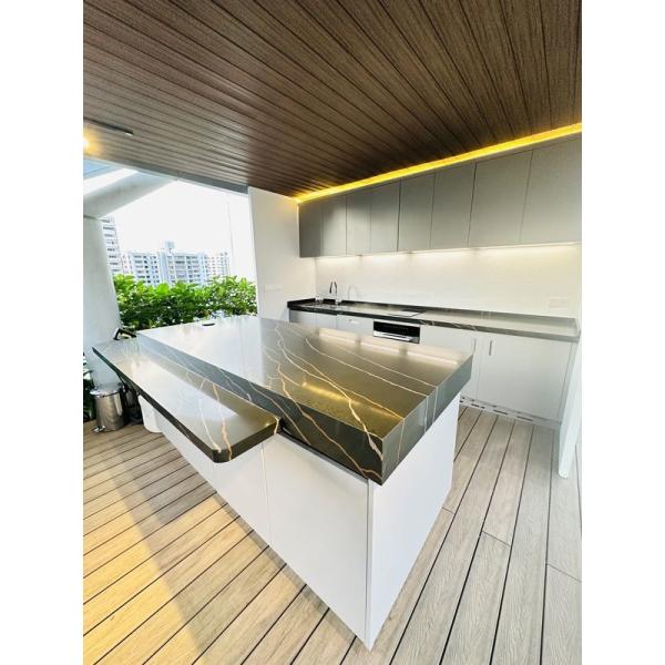 Минималистские ванные шкафы из нержавеющей стали с черными кварцевыми столешницами