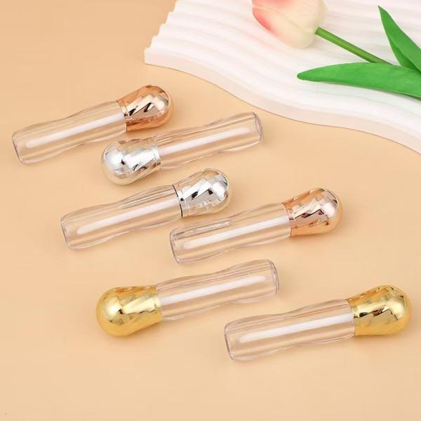 Une grosse tête métallique avec un pinceau en plastique 4,5 ml tube à lèvre glacée haut de gamme