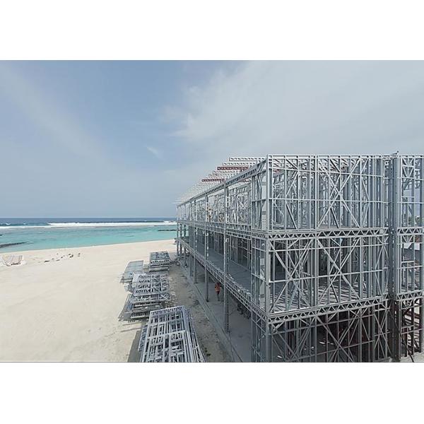 Une maison de bungalow luxueuse aux Maldives. Un cadre en acier léger résistant aux ouragans.