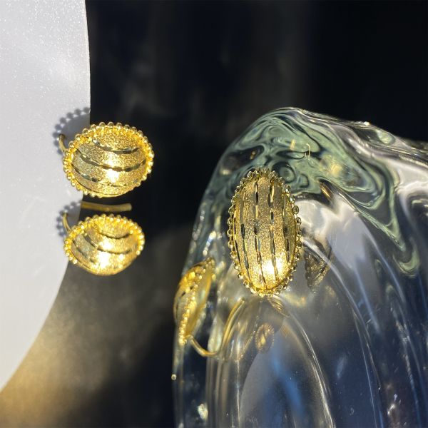 Graciosos aretes de oro de plumería de 18 caratos