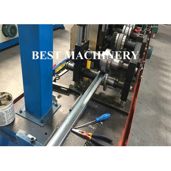 Светлый стальной крен канала к у датчика киля формируя панель потолка машины