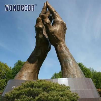 Escultura de bronze das grandes mãos exteriores da oração da carcaça da decoração