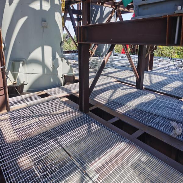 As plataformas industriais do peso Q235 galvanizaram os materiais de construção de aço da raspagem