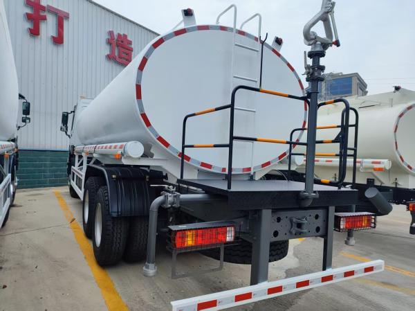 Cisterne à eau blanche 30CBM (6x4, 380 ch, conduite à gauche): principaux avantages pour le transport de fluides