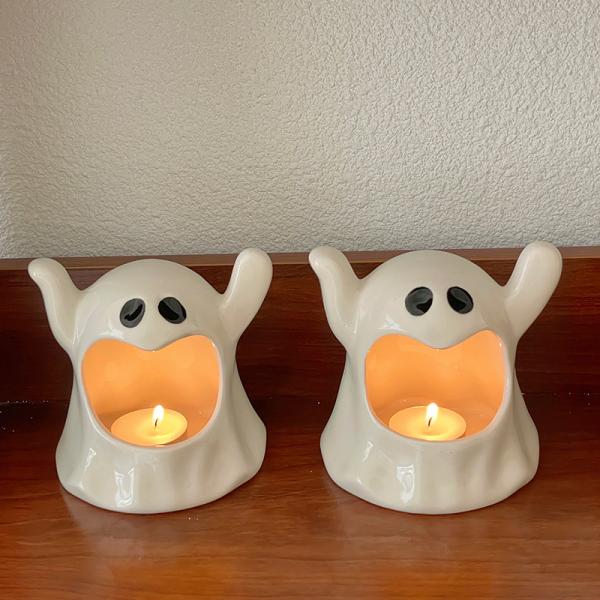 Небольшие белые керамические декоративные части ясно сделали по образцу напечатанный выбитый высекаенный дизайн