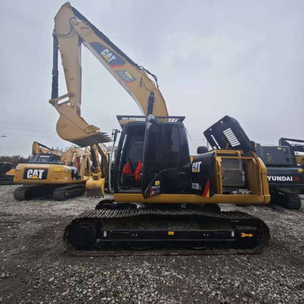 Caterpillar 323D2L Excavator Combines 23-Ton Strength and Fuel Efficiency for Cost-Effective Medium-Sized Excavation Projects