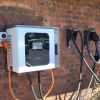Estações universais de carregamento rápido de veículos elétricos com comando remoto