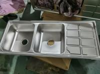 Accesorios de colander incluido del delantal El fregadero de cocina de acero inoxidable con tablero de drenaje